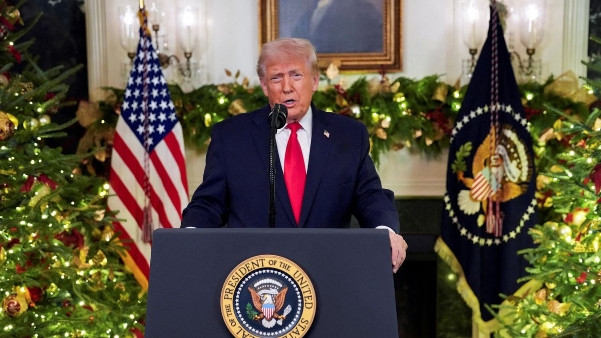 Šek pro vojáky a příslib ekonomického boomu. Trump pronesl projev k národu